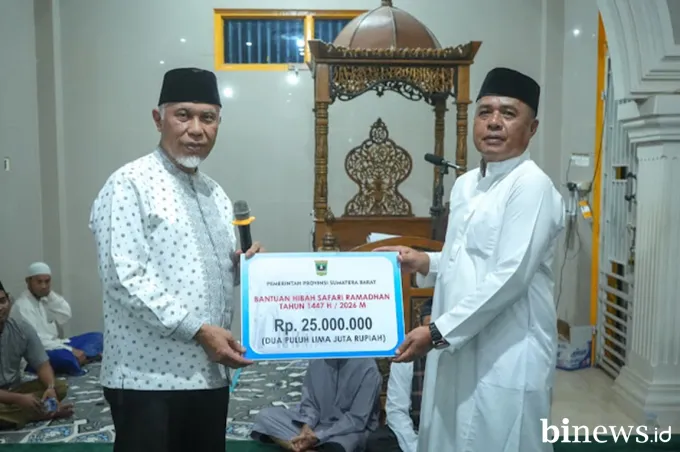 Ratusan Warga Sambut Kehadiran Mahyeldi Iktikaf di Masjid Al Wustha Pulai Tangah...