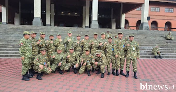 Ketua DPRD Provinsi Sumatera Barat, Muhidi, mengikuti...