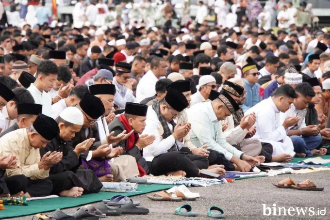 Ribuan Jemaah Khusyuk Tunaikan Salat Id di Bancalaweh Bersama Wako Hendri Arnis dan...