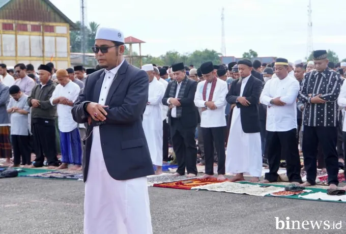 Ribuan Warga Khusyuk Laksanakan Salat Iduladha di Lapangan Bancalaweh