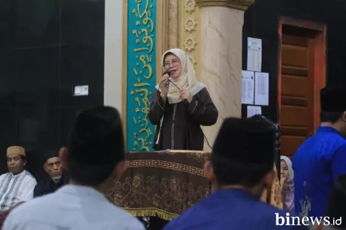 Safari ke Masjid At Taqwa Nagari Sitiung, Wabup Leli Arni Serahkan Bantuan dan Sampaikan...