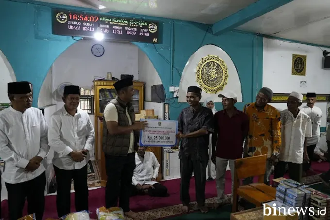 Safari Ramadan di Pasaman, Vasko Ruseimy Serahkan Bantuan Rp25 Juta dan Paparkan Program...