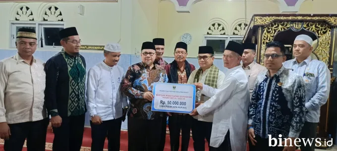 Safari Ramadan di Solok, Ketua DPRD Sumbar Muhidi Buka Bersama Jamaah Masjid