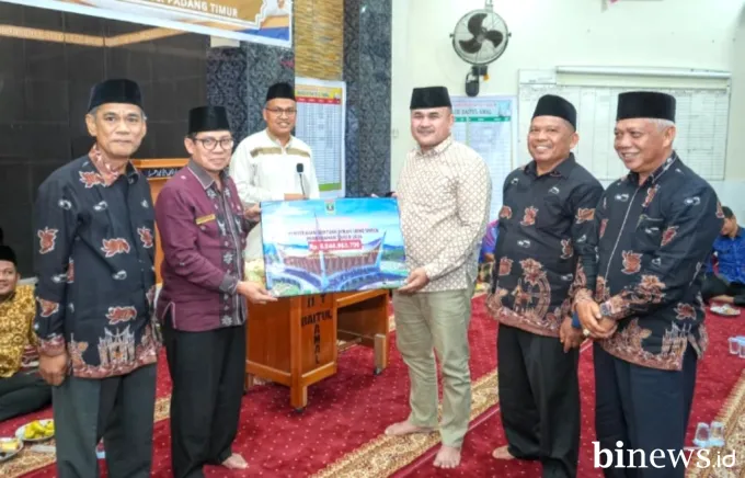 Safari Ramadhan di Padang, Sekdaprov Sumbar Serahkan Bantuan untuk Masjid dan 32 Panti...