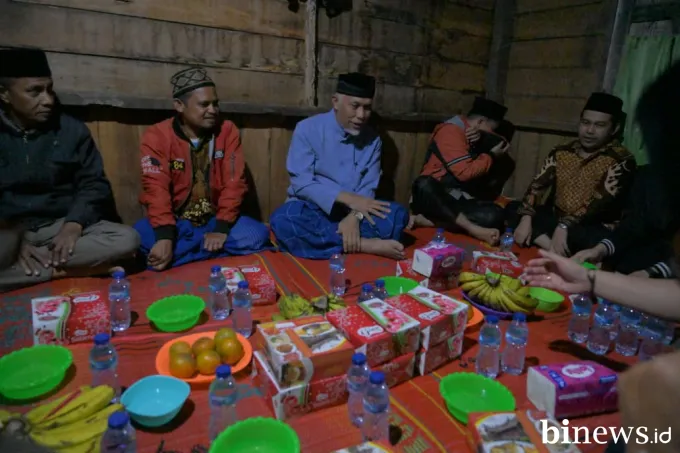 Sahur Bersama Warga, Gubernur Mahyeldi Serahkan Bantuan Bedah Rumah di Pasaman