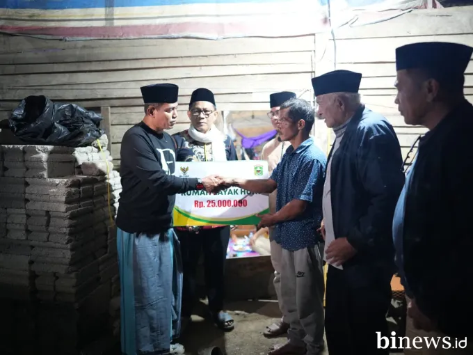 Sahur Bersama Warga Nagari Gantung Ciri, Bupati Jon Firman Pandu Serahkan Bantuan Rumah...