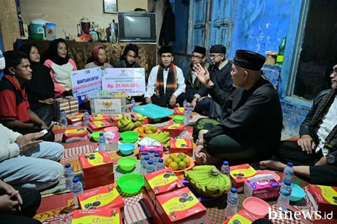Sahur di Rumah Wirdawati, Gubernur Mahyeldi Serahkan Bantuan Bedah Rumah dalam Safari...