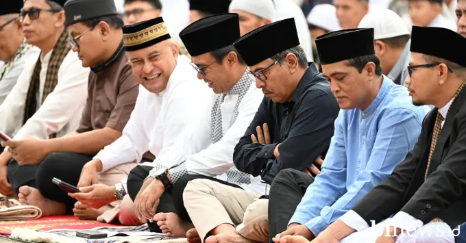 Ribuan jamaah memadati Lapangan Plaza Kantor Pusat PT Semen...