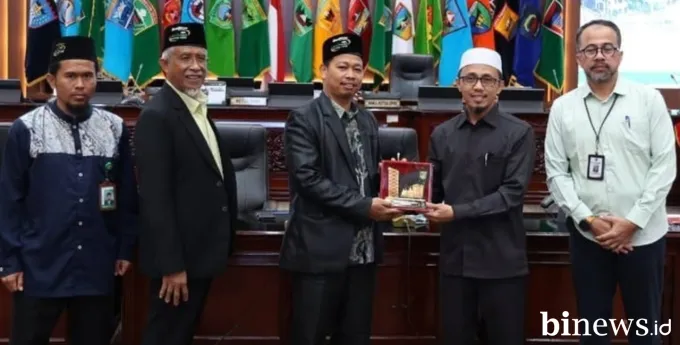 Santri Riau Belajar Demokrasi Langsung di DPRD Sumbar