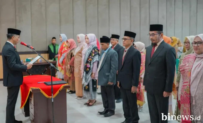 Sebanyak 18 Pejabat Administrator dan Pengawas Pemkab Solok Dilantik