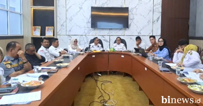 Sekda Medison Pimpin Rapat Evaluasi Program Makan Bergizi Gratis