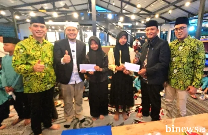 Sekda Solok Apresiasi Kolaborasi DMI dan AQUA Santuni 180 Santri dan Marbot