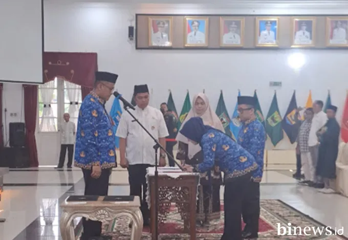 Sekda Sumbar Lantik 32 Pejabat Administrator dan Pengawas, Tekankan Integritas dan...