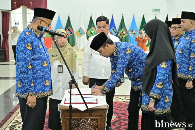 Sekdaprov Sumbar Lantik 8 Pejabat Administrator di Lingkungan Pemprov Sumbar