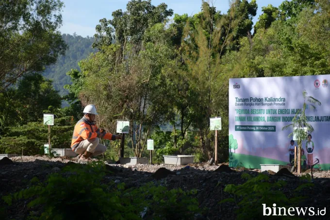 Semarak Sumpah Pemuda, PT Semen Padang dan Ratusan Pelajar Tanam 2.000 Pohon Kaliandra