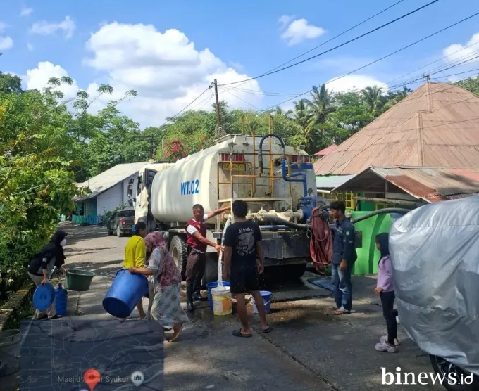 Semen Padang Peduli Salurkan 232 Ribu Liter Air Bersih ke Daerah Terdampak Banjir di...