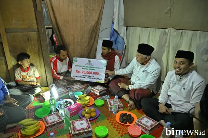 Gubernur Sumbar Ketuk Pintu Warga Dini Hari, Bawa Bantuan Bedah Rumah