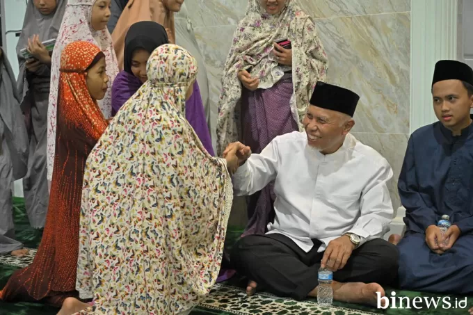 Tarawih di Masjid Al Muhajirin Tabing, Gubernur Mahyeldi Ingatkan Ramadhan sebagai Sarana...