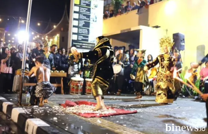 Tari Piring dan Randai Hidupkan Malam Budaya di Padang Panjang