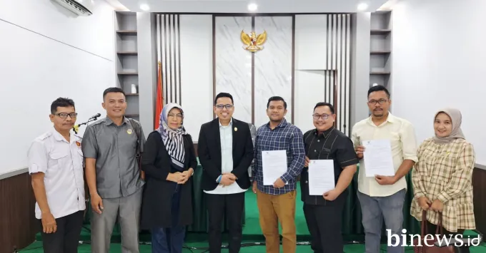 Sengketa informasi yang melibatkan tiga partai politik...