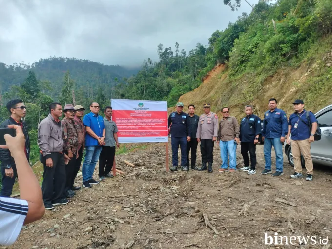Tim Gabungan Gakkum Kemenhut, Pemkab dan Polres Solok Pasang Plang Penutupan Pengambilan...