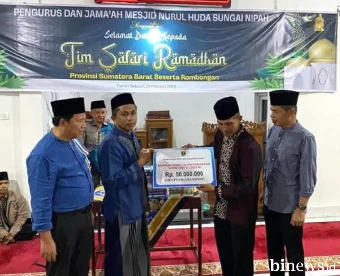 Tim Safari Ramadhan Provinsi Sumbar Serahkan Bantuan Rp50 Juta di Sungai Nipah