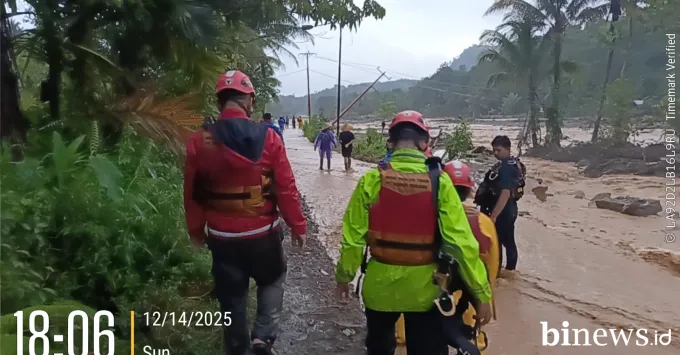 Tim Semen Padang Evakuasi 11 Warga Terjebak Banjir di Batu Busuk
