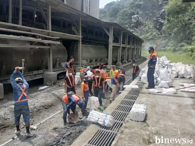 Tingkatkan Keselamatan Angkutan Barang, KAI Divre II Sumbar Bersihkan Jalur Bongkar...