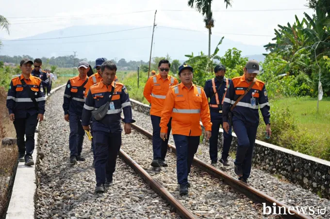 Tingkatkan Keselamatan, KAI Divre II Sumbar Lakukan Cek Lintas Jalan Kaki dan Sosialisasi...