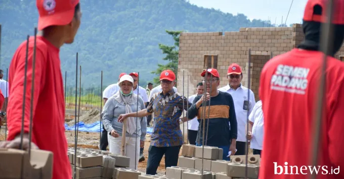 Direktur Utama PT Semen Indonesia (Persero) Tbk (SIG),...