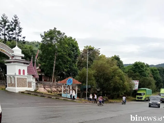 Truk Bertonase Besar Parkir di Depan Kantor Bupati Solok, Warga Pertanyakan Pengawasan