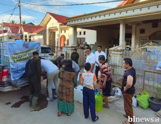 UNP Salurkan Bantuan Tahap Kedua untuk Warga Terdampak Banjir di Kota Padang