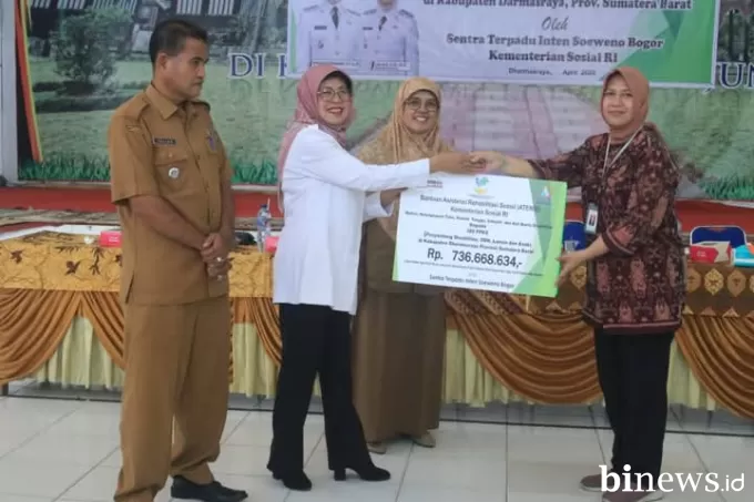 Wabup Dharmasraya Serahkan Bantuan ATENSI bagi Disabilitas, Lansia, dan Anak Terlantar