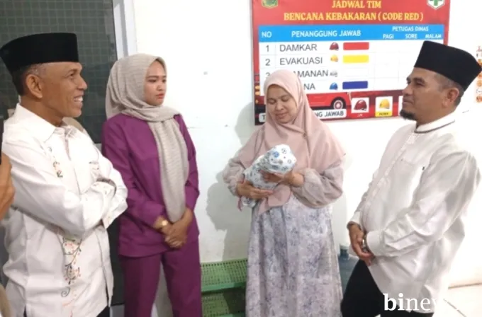 Wabup Solok Besuk Bayi Terlantar di Puskesmas Bukit Sileh, Tasman Putra Niat Adopsi