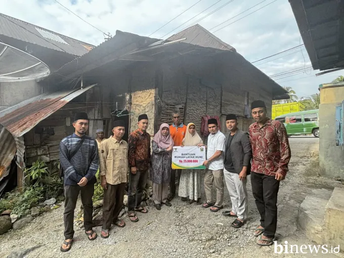 Wabup Solok Candra Serahkan Bantuan Bedah Rumah untuk Warga Nagari Talang