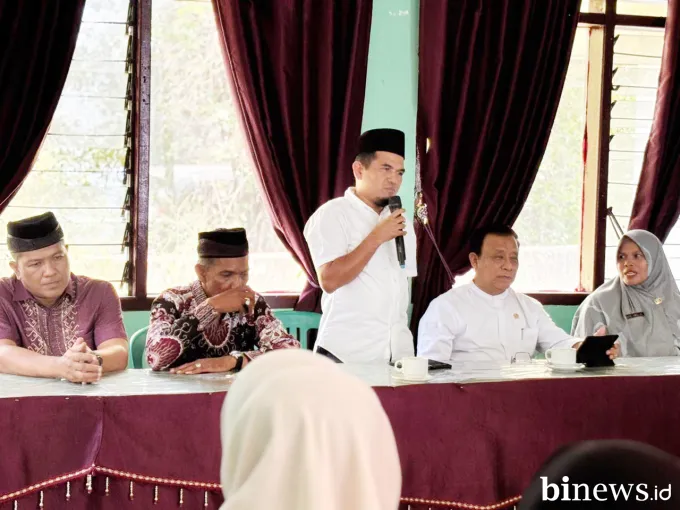 Wabup Solok dan Buya Muslim Yatim Serahkan Bantuan Gizi Balita di Paninggahan