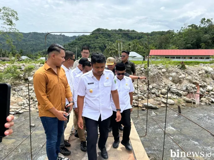 Wagub Sumbar Tinjau Jembatan Goyang di Pesisir Selatan, Janji Bangun Permanen Tahun Ini
