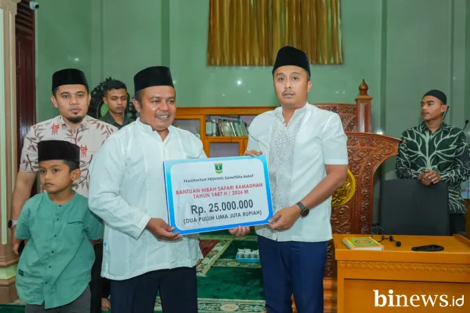 Wagub Sumbar Vasko Ruseimy Serahkan Bantuan Rp25 Juta untuk Pembangunan Masjid Nurul...