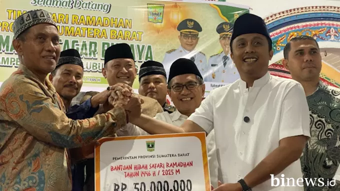 Wagub Vasko Ruseimy Serahkan Bantuan 50 Juta untuk Pembangunan Masjid Bersejarah Ampek...