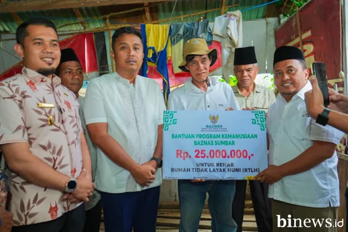 Wagub Vasko Salurkan Bantuan Bedah Rumah untuk Kuli Tani di Nagari VII Koto Talago