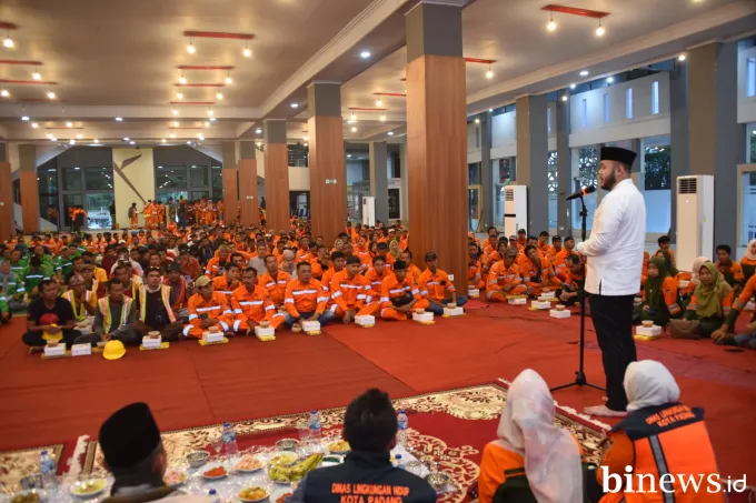 Wako Fadly Amran Berbuka Puasa Bersama Petugas Kebersihan dan Petugas LPS