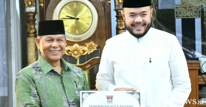 Wali Kota Padang Fadly Amran  saat memimpin kunjungan...