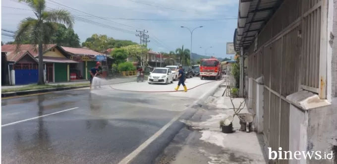 Wako Fadly Amran Instruksikan Damkar Siram Material Tercecer di Jalan Bypass