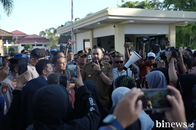 Wako Fadly Amran Temui Pendemo: PKL Kawasan Permindo harus Masuk ke Pasar Raya Fase VII