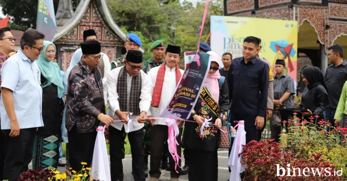 Ditandai dengan pemotongan pita dan pelepasan balon, Wali...