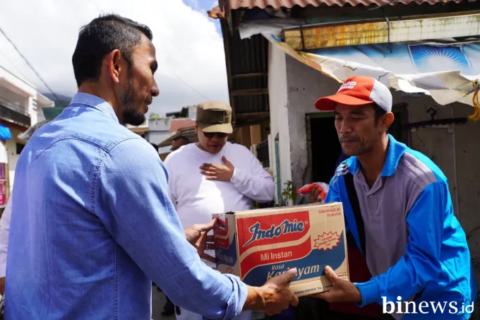 Wako Hendri dan Wawako Allex Salurkan Bantuan untuk Warga Kurang Mampu