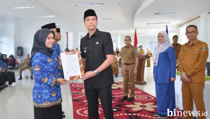 Wali Kota Riyanda Serahkan SK Pengangkatan 62 CPNS Formasi 2024 di Sawahlunto