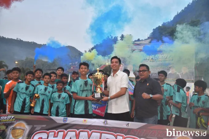 Wali Kota Sawahlunto Tutup Turnamen Sepak Bola Askot PSSI, MTsN 2 Raih Juara Umum
