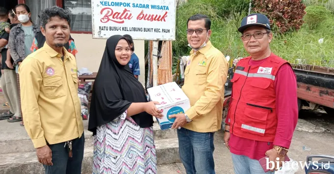 Warga Koto Lalang Salurkan Donasi untuk Korban Banjir Bandang di Batu Busuk, Pulihkan...