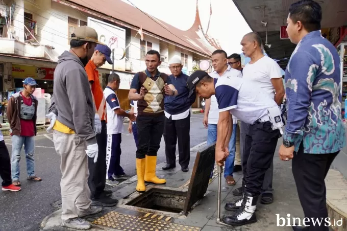 Wawako Allex Saputra Pimpin Aksi Normalisasi Drainase di Kawasan Pasar Pusat